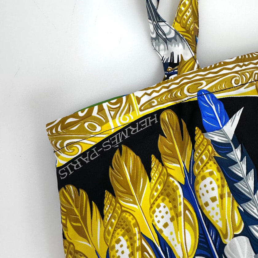 Hermès Tote Bag in Twill di Seta “Les Plumes” Multicolor – Mai Usata
