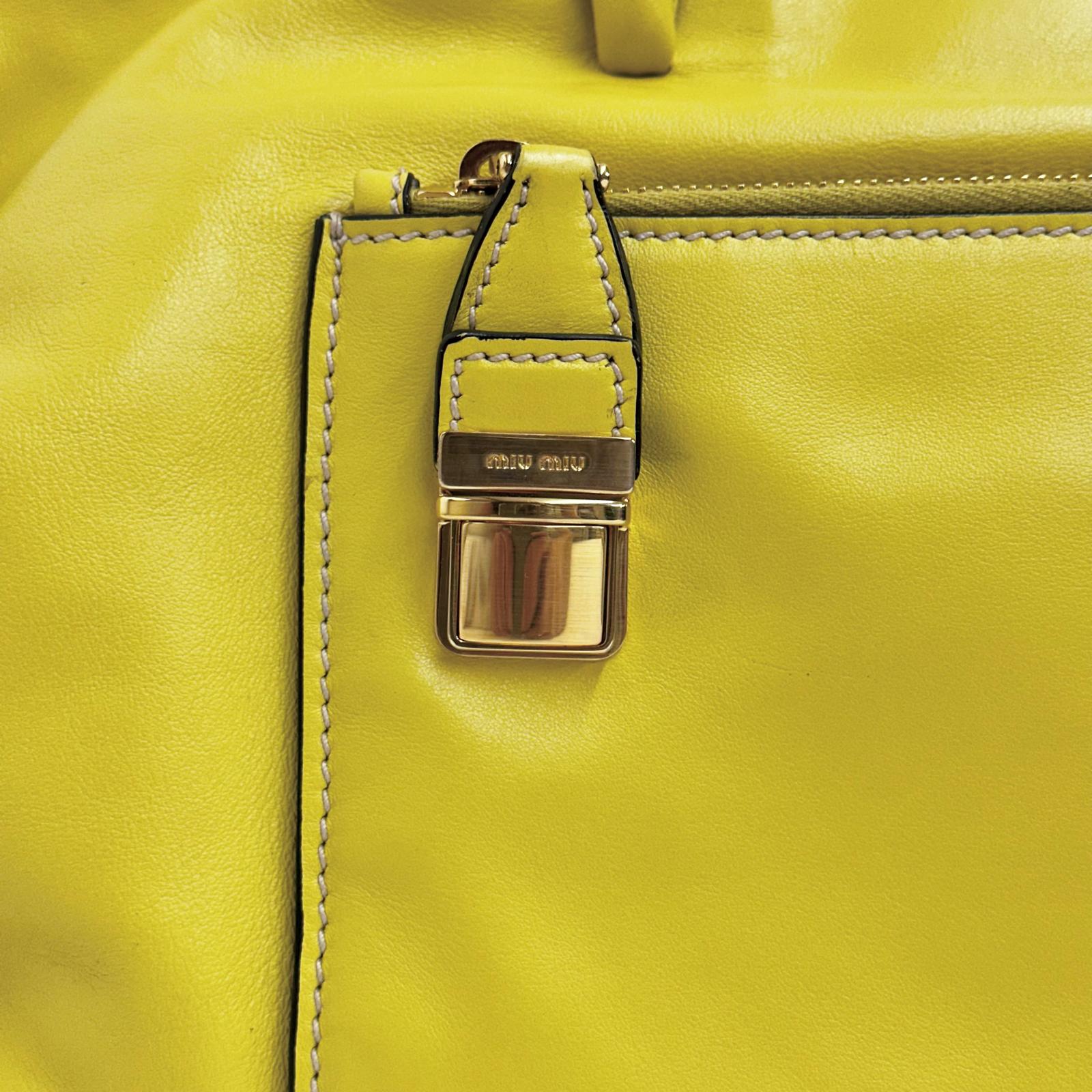 Miu Miu Borsa Shopper a Tracolla in Pelle Gialla