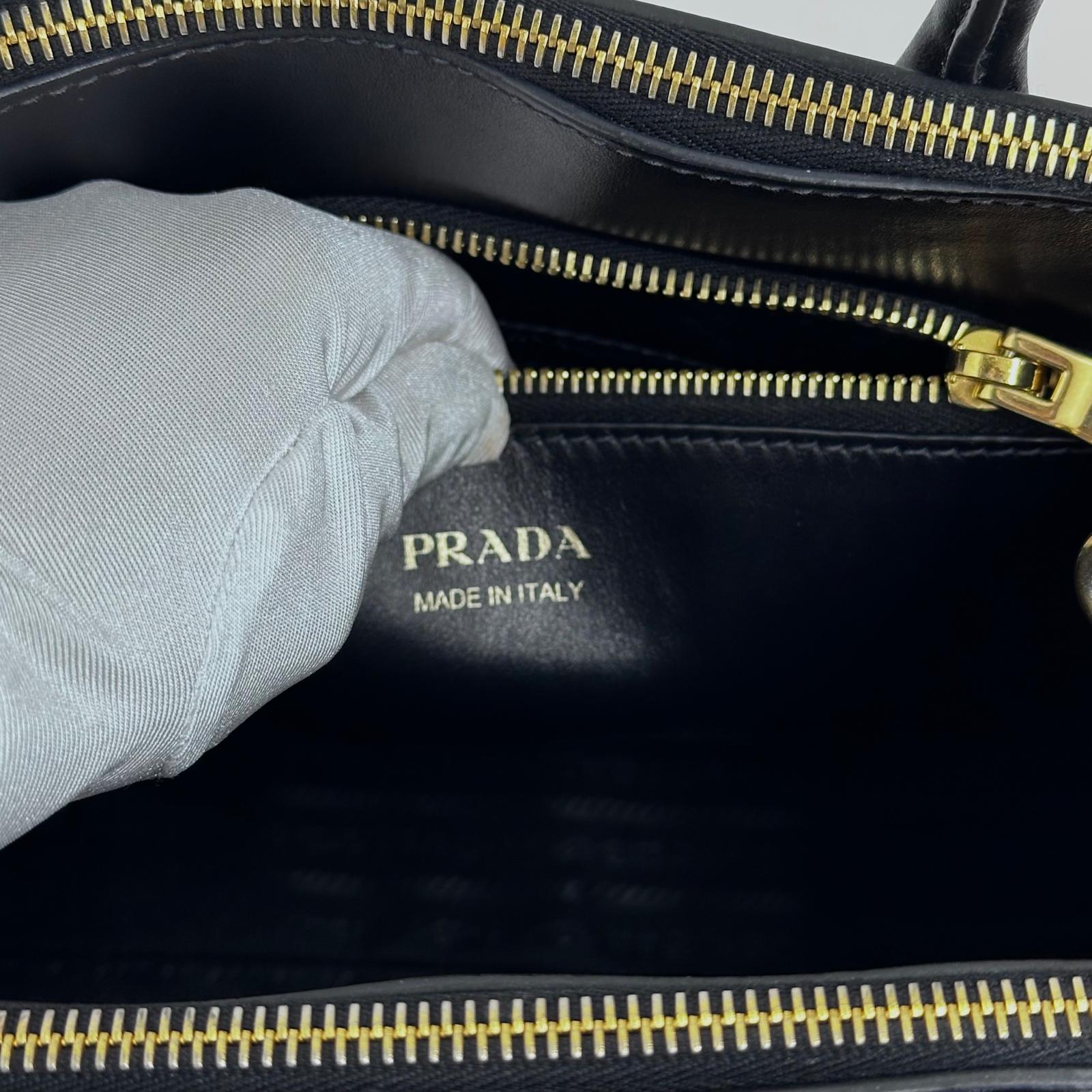 Prada Borsa Esplanade in Saffiano Nero con tracolla