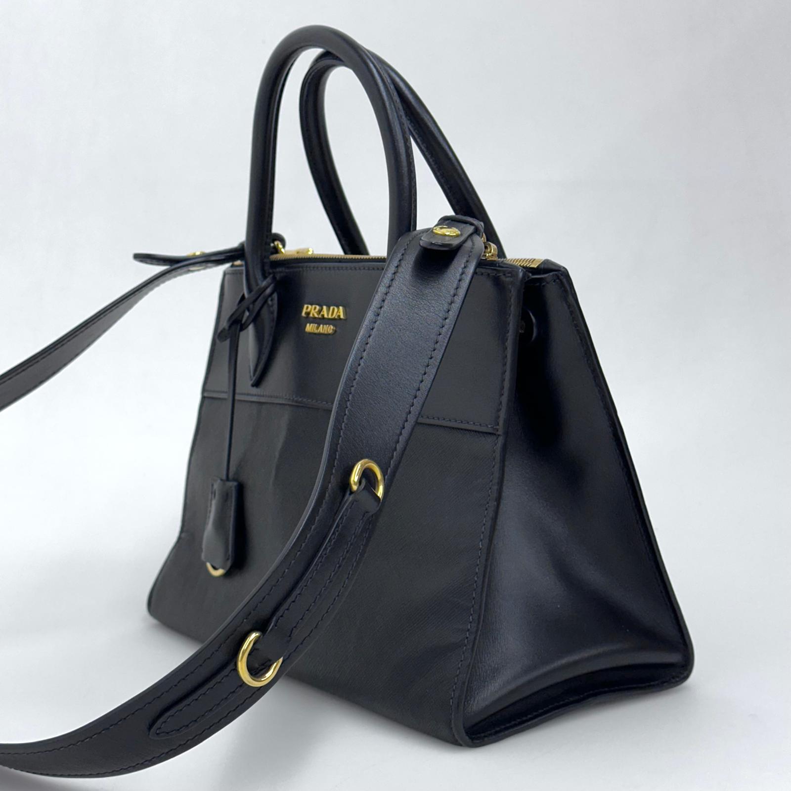 Prada Borsa Esplanade in Saffiano Nero con tracolla