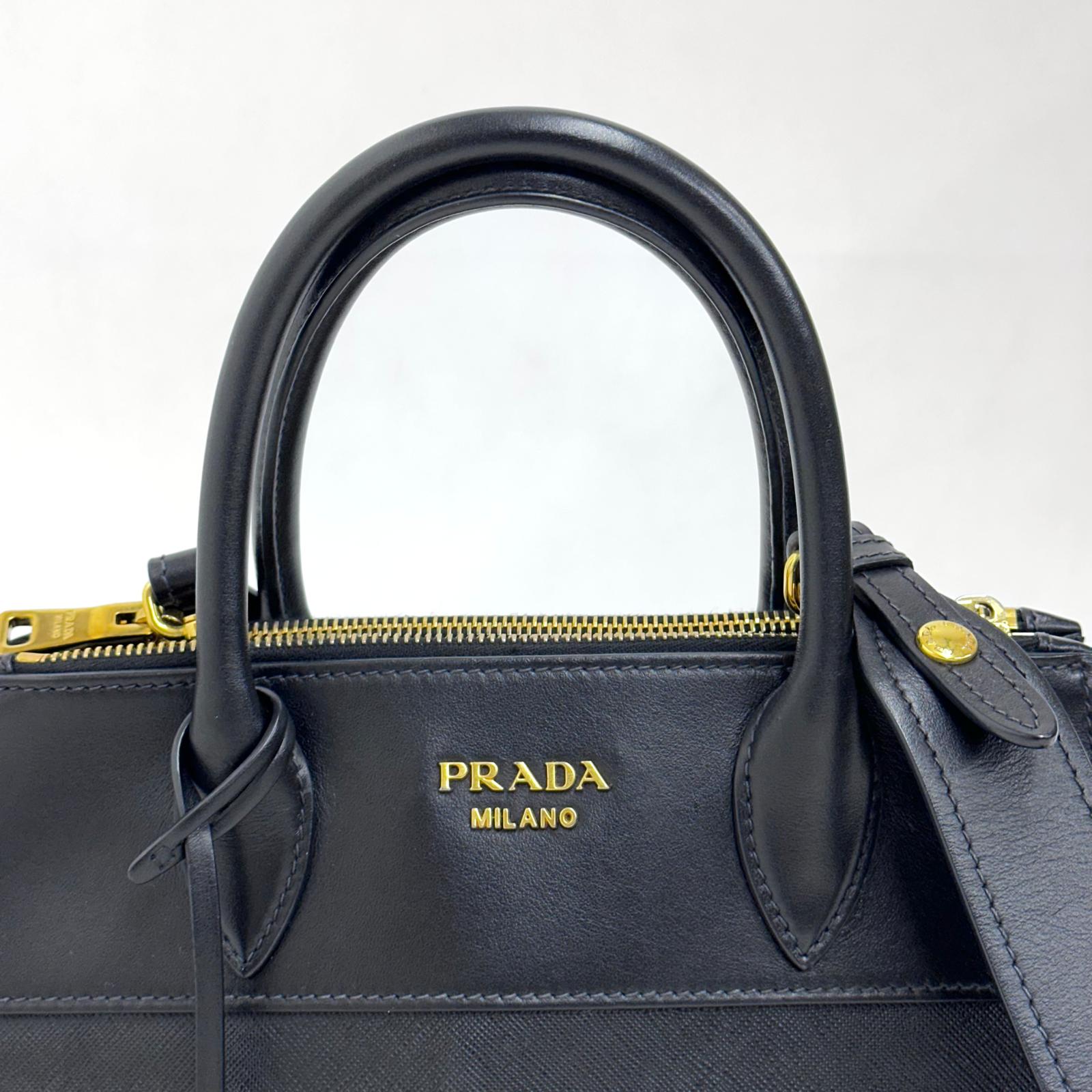 Prada Borsa Esplanade in Saffiano Nero con tracolla