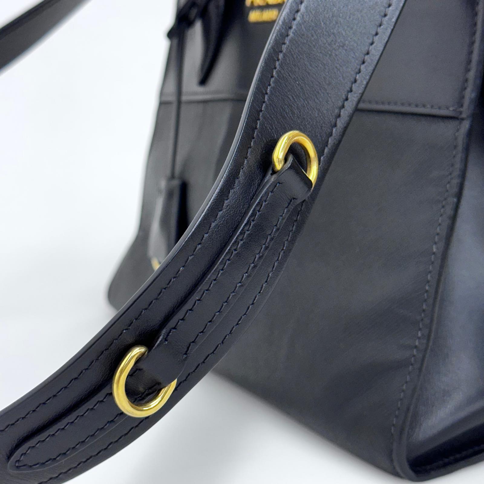 Prada Borsa Esplanade in Saffiano Nero con tracolla