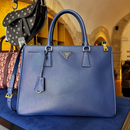 Prada Borsa Galleria Large Bluette in Saffiano Lux a tracolla
