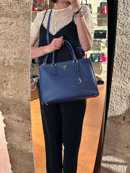Prada Borsa Galleria Large Bluette in Saffiano Lux a tracolla