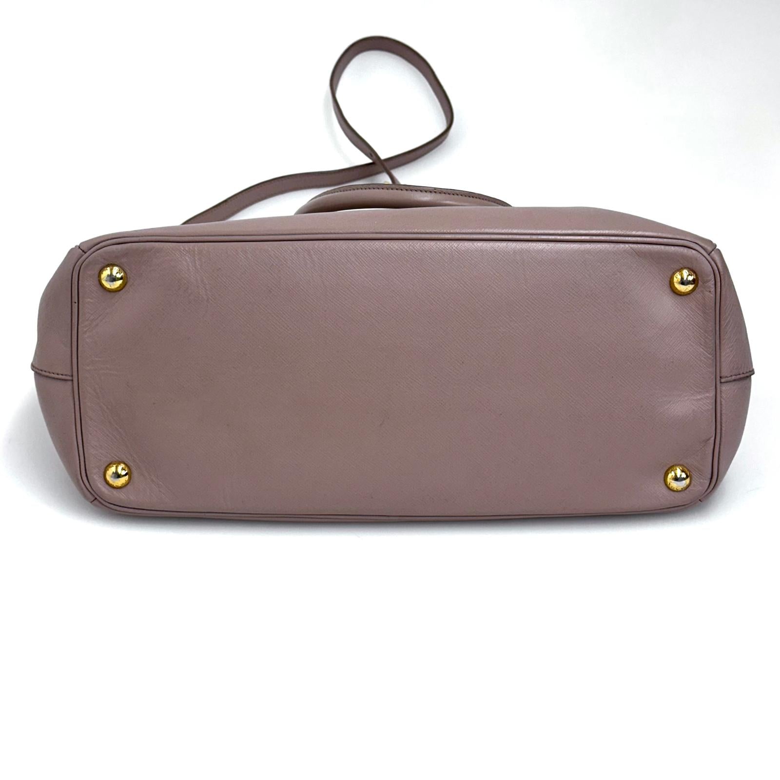 Prada Borsa Galleria Large in Saffiano Lux Cipria