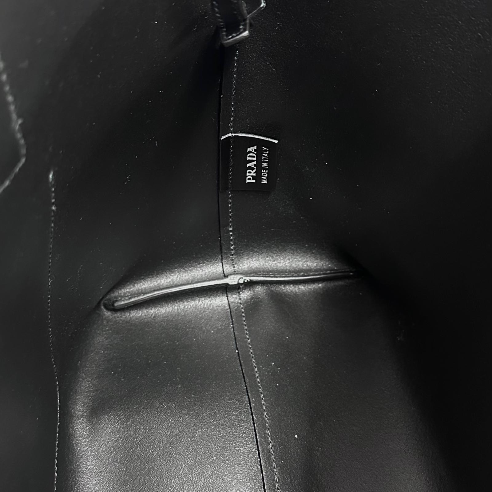 Prada Shopping Tote in Pelle Nera con Pochette Coordinata