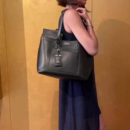 Prada Shopping Tote in Pelle Nera con Pochette Coordinata