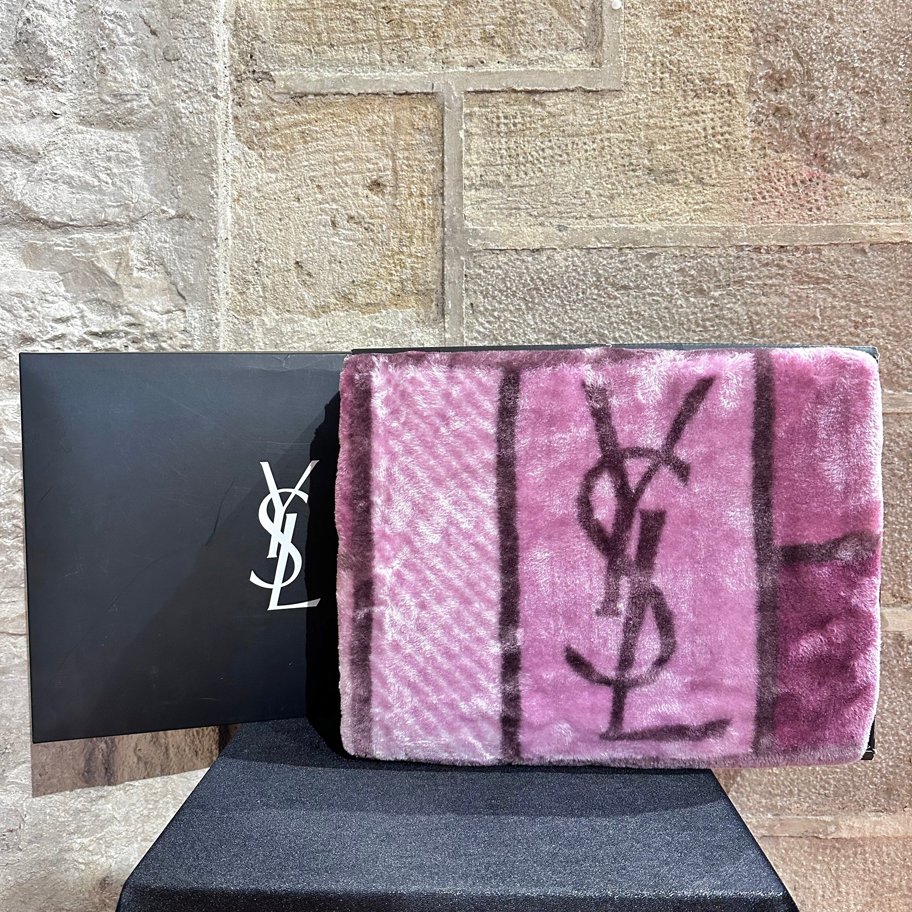 Yves Saint Laurent Plaid da Divano in Pelliccia Inutilizzato
