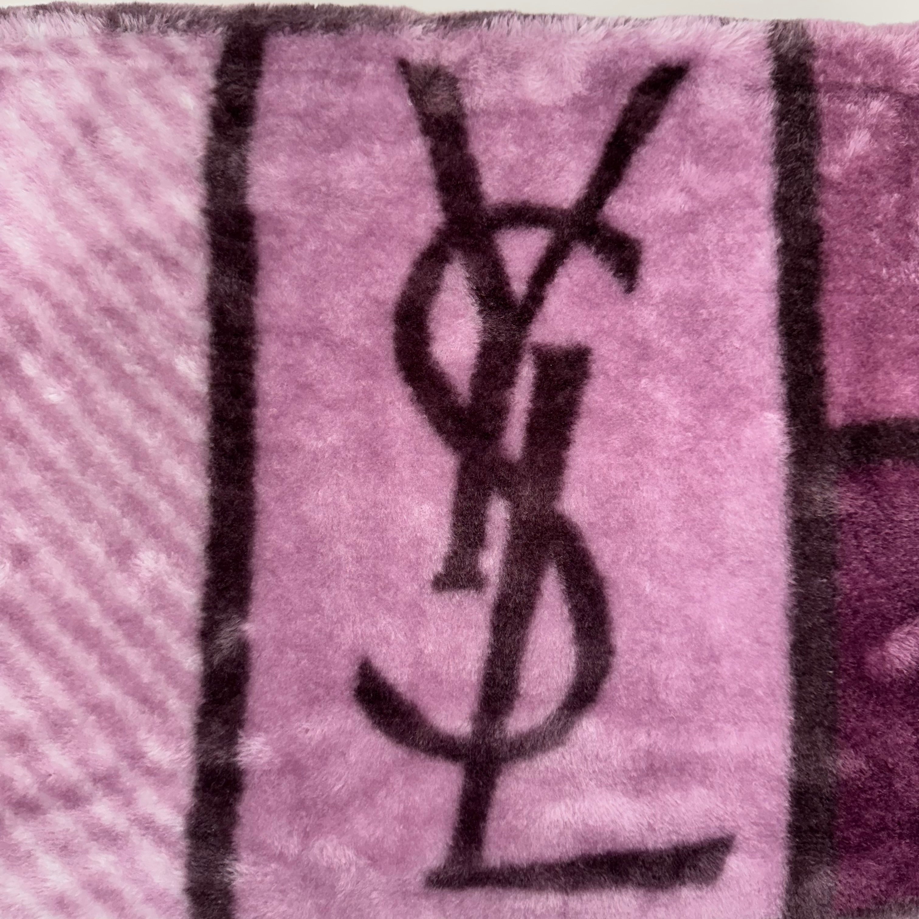 Yves Saint Laurent Plaid da Divano in Pelliccia Inutilizzato