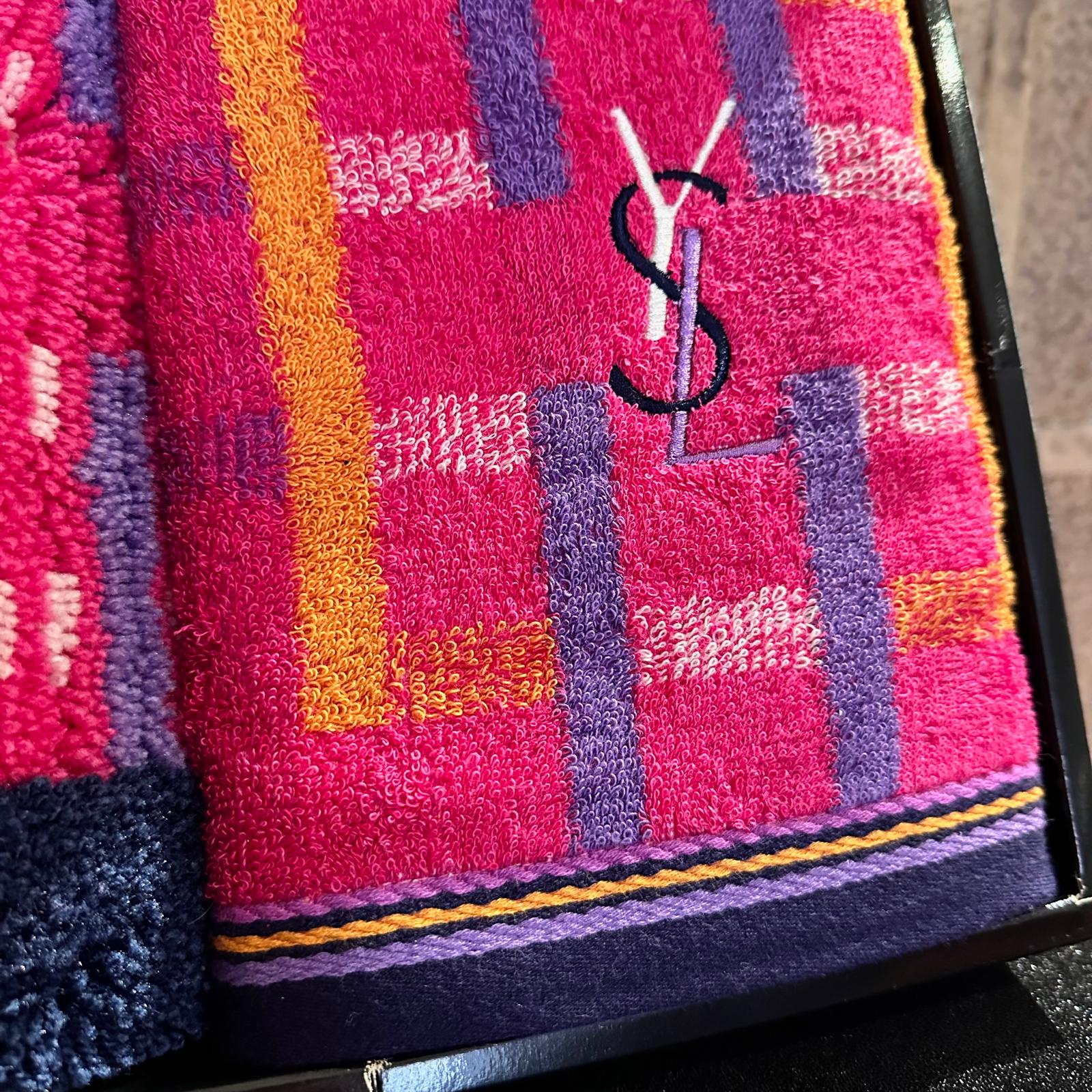 Yves Saint Laurent Set da Bagno Tappeto/2 Asciugamani ospiti/1 Asciugamano Viso