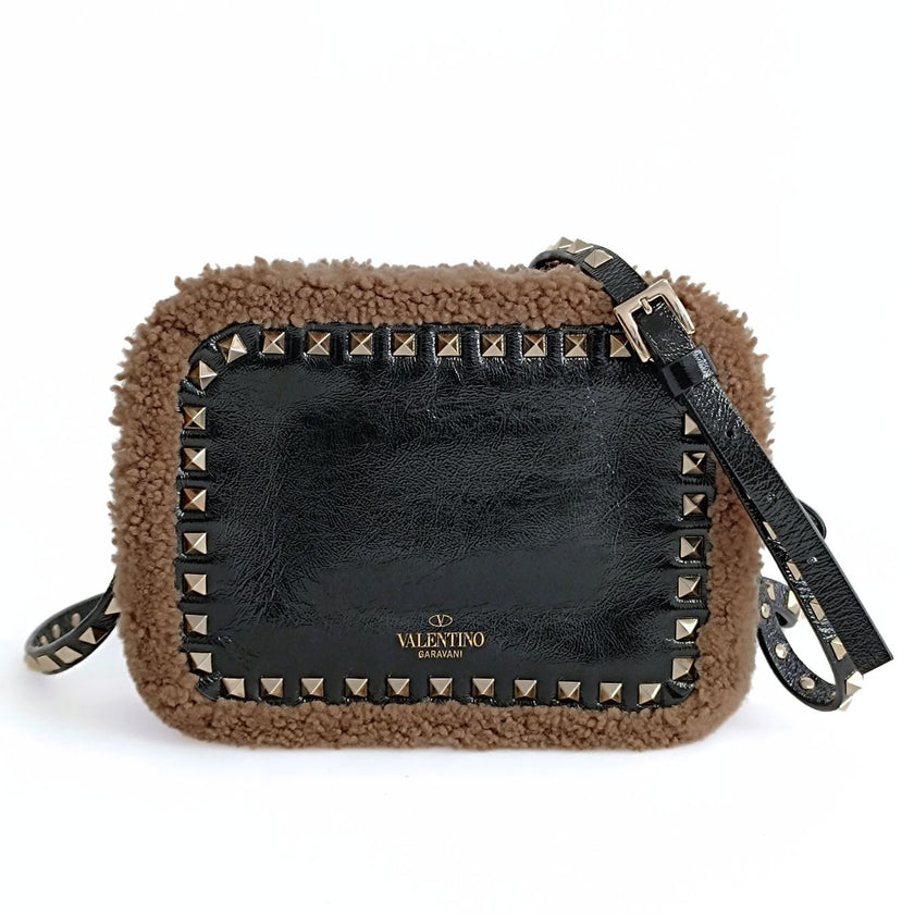 Valentino Garavani Rockstud borsa a tracolla shearling in vernice nera