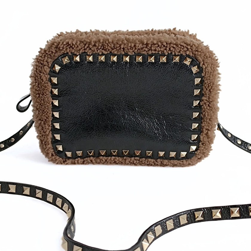 Valentino Garavani Rockstud borsa a tracolla shearling in vernice nera