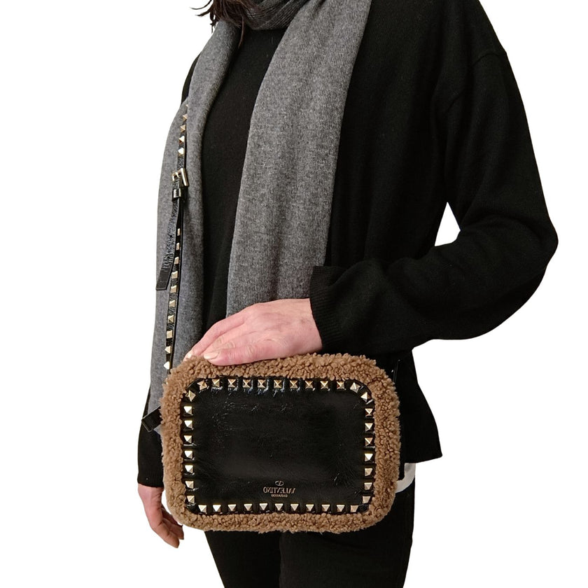 Valentino Garavani Rockstud borsa a tracolla shearling in vernice nera