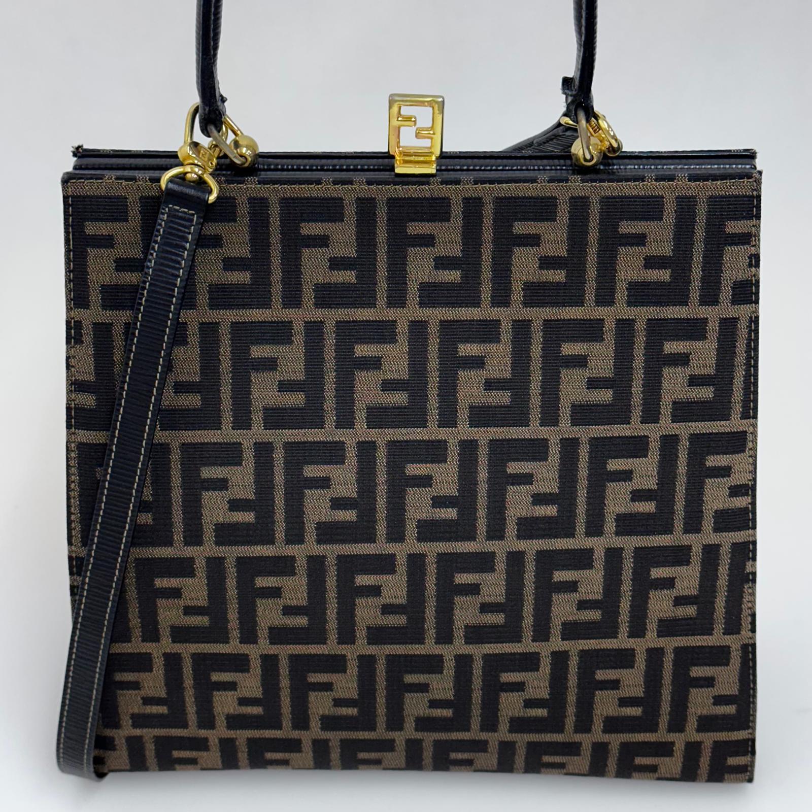 Borsa Fendi a mano con tracolla in tela Zucca