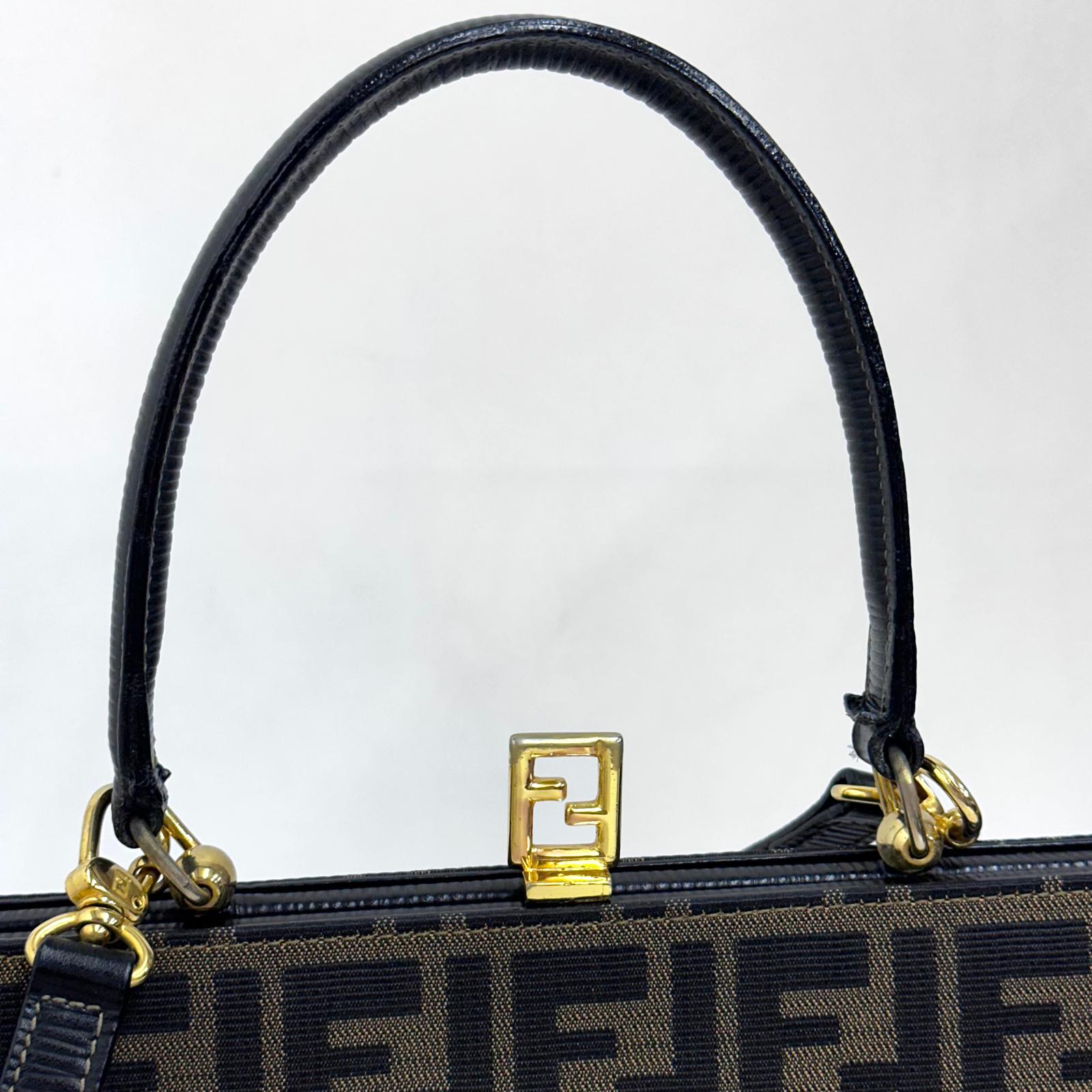 Borsa Fendi a mano con tracolla in tela Zucca