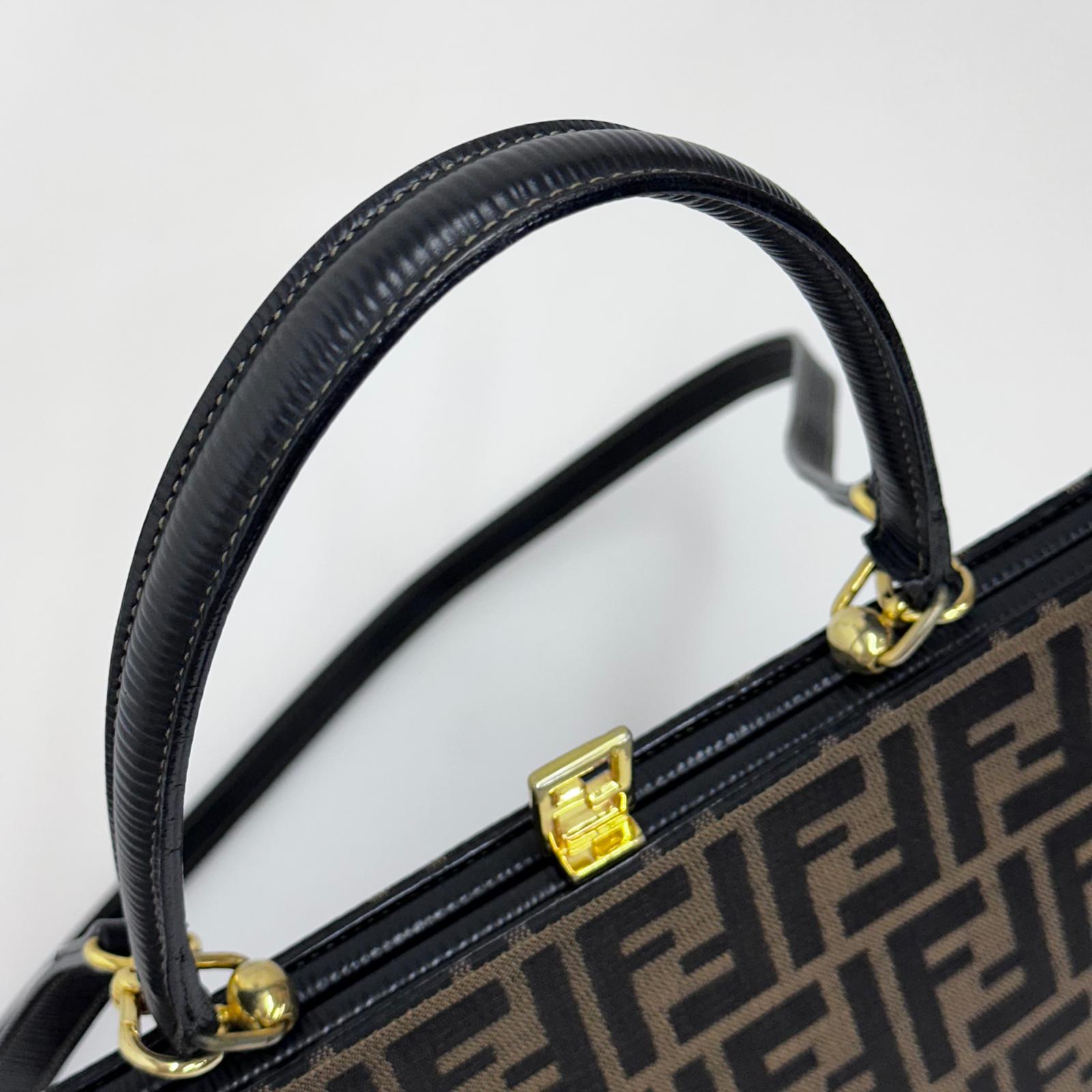 Borsa Fendi a mano con tracolla in tela Zucca