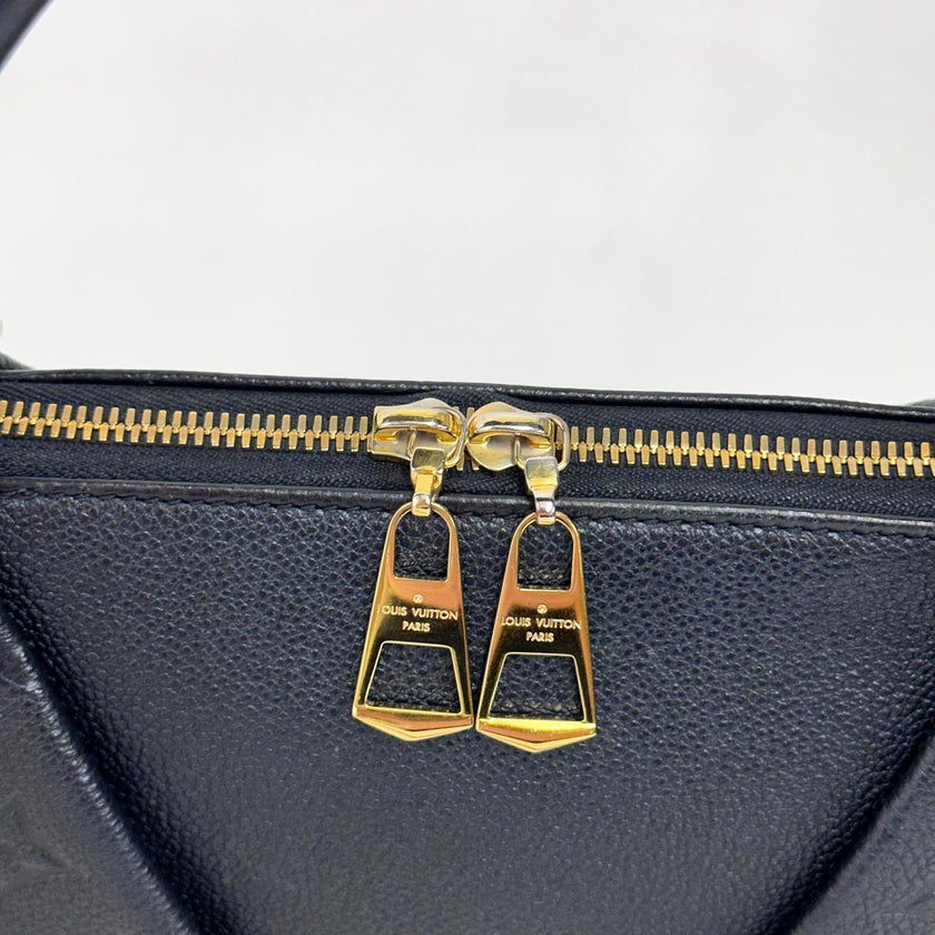 Borsa Louis Vuitton V Tote BB in pelle Monogram Empreinte nera