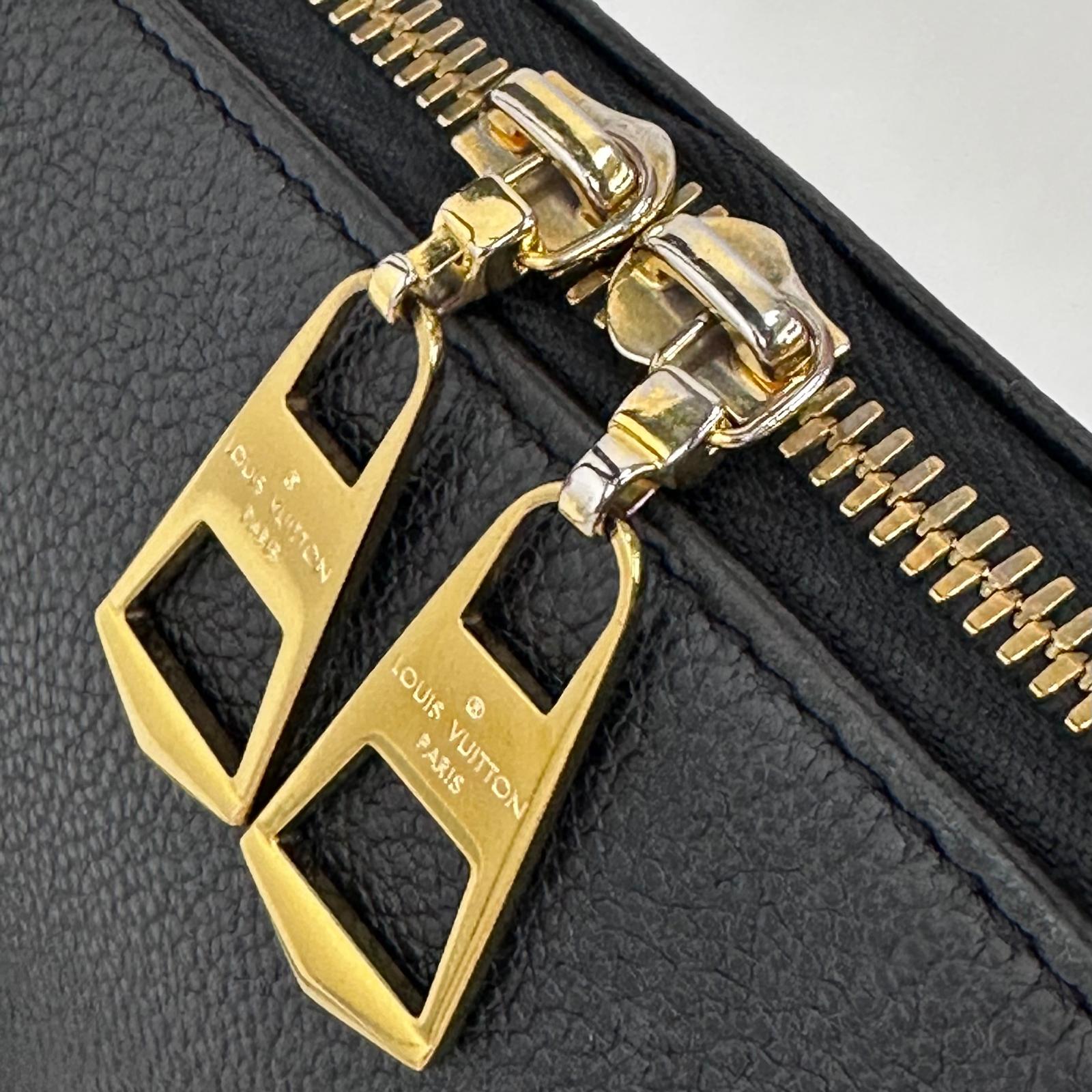 Borsa Louis Vuitton V Tote BB in pelle Monogram Empreinte nera