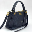 Borsa Louis Vuitton V Tote BB in pelle Monogram Empreinte nera