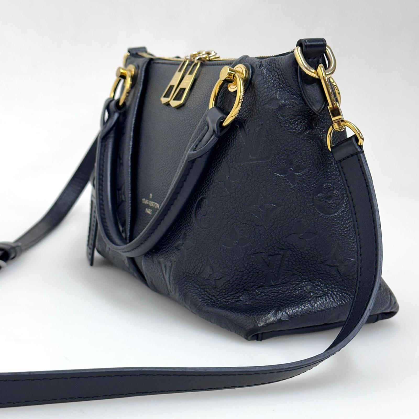 Borsa Louis Vuitton V Tote BB in pelle Monogram Empreinte nera