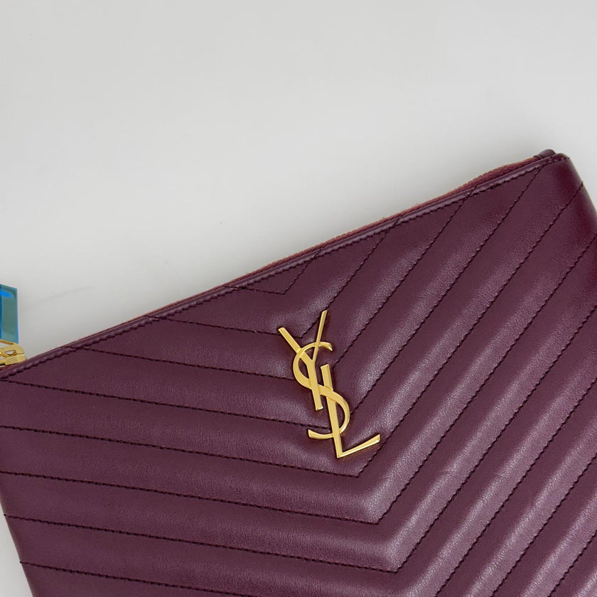 Borsa Pochette Saint Laurent Cassandre Wristlet in Pelle Matelassé Bordeaux