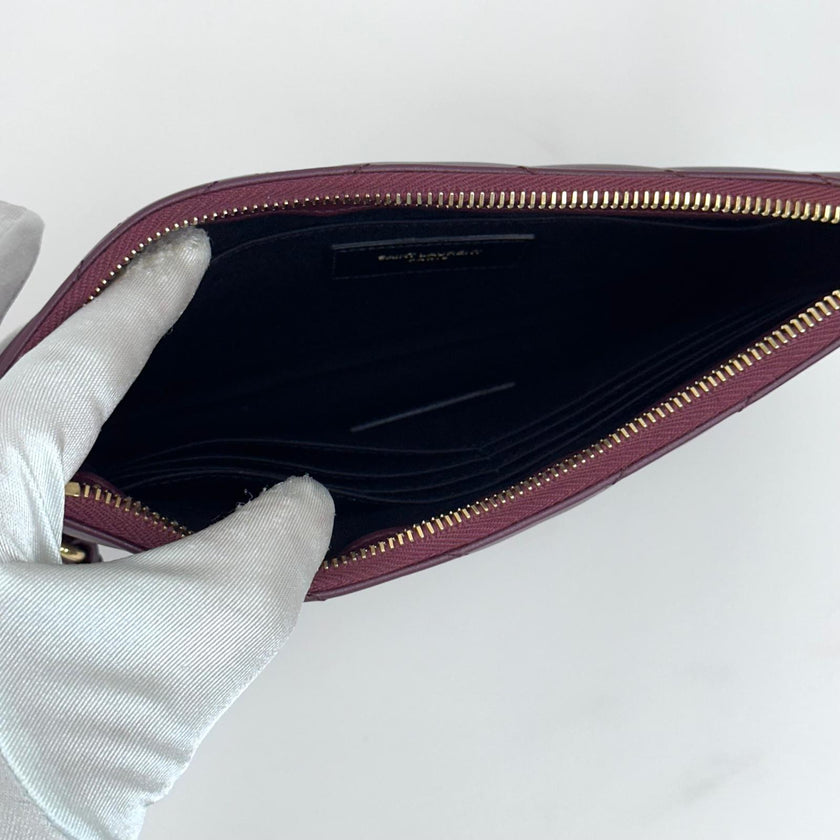 Borsa Pochette Saint Laurent Cassandre Wristlet in Pelle Matelassé Bordeaux