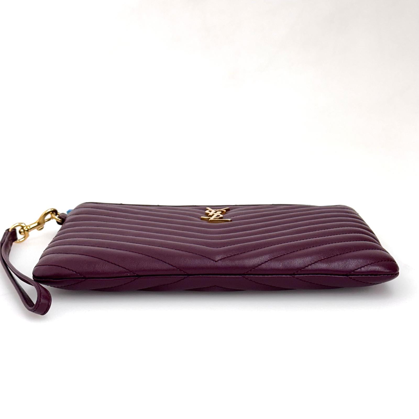 Borsa Pochette Saint Laurent Cassandre Wristlet in Pelle Matelassé Bordeaux