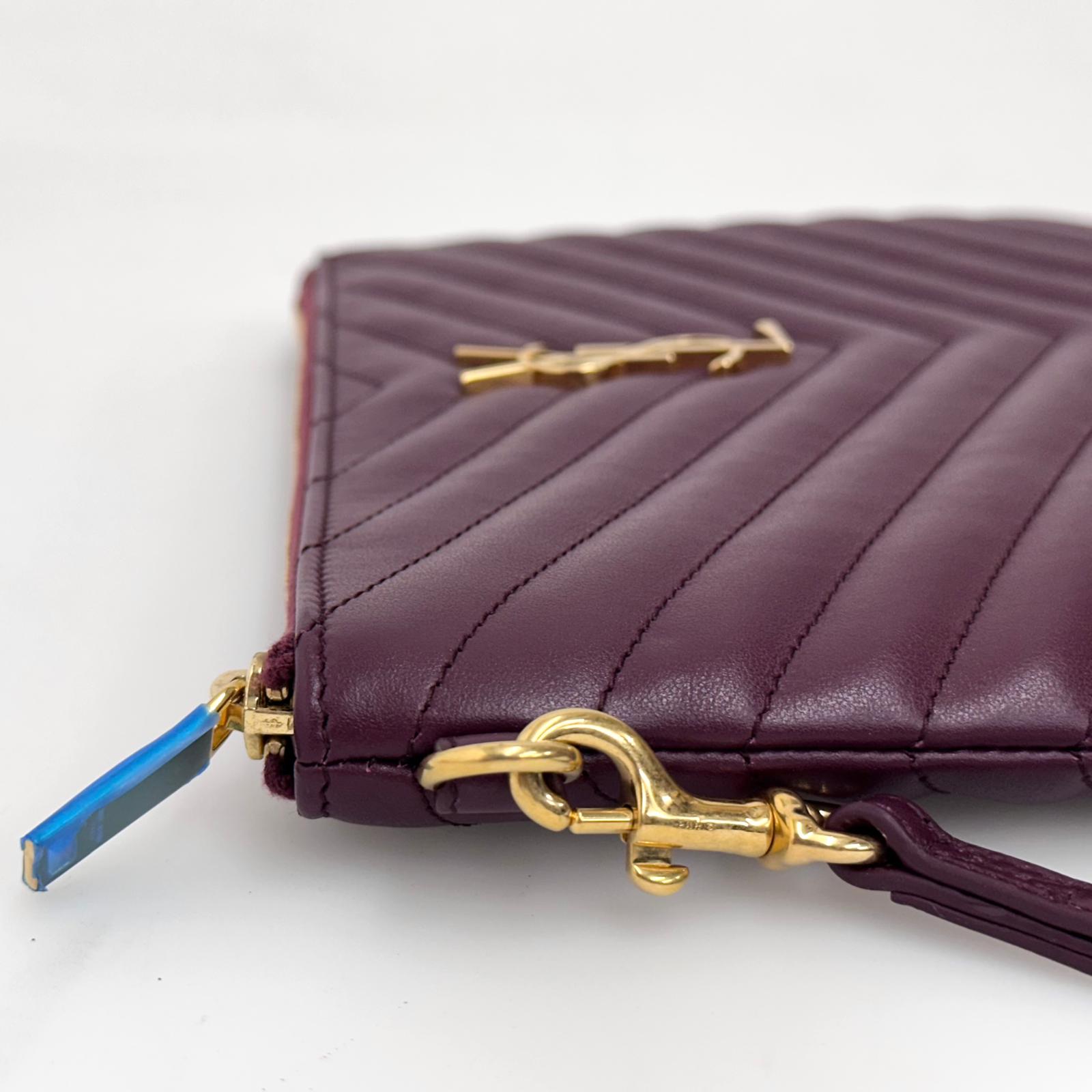 Borsa Pochette Saint Laurent Cassandre Wristlet in Pelle Matelassé Bordeaux