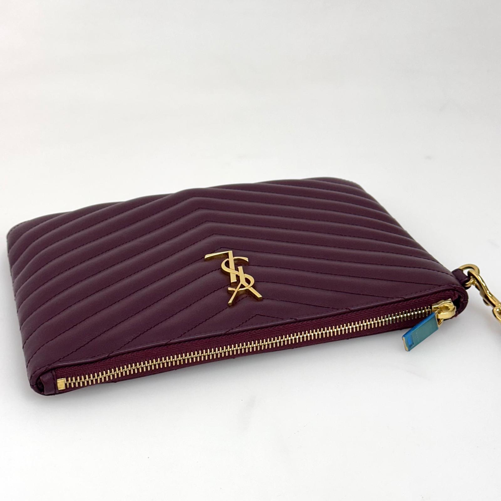 Borsa Pochette Saint Laurent Cassandre Wristlet in Pelle Matelassé Bordeaux