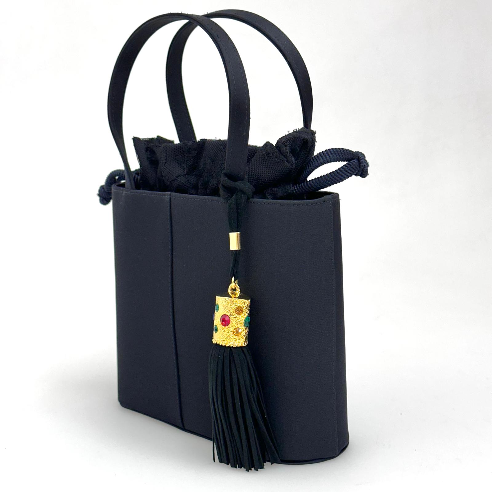 Borsa a mano Givenchy vintage in raso nero con pizzo e nappina gioiello