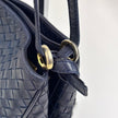 Bottega Veneta Borsa a due vie modello hobo in pelle intrecciata blu