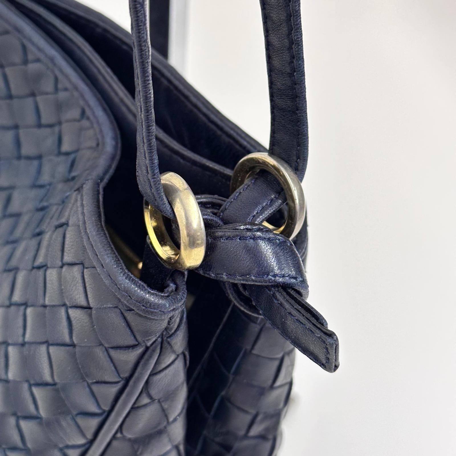 Bottega Veneta Borsa a due vie modello hobo in pelle intrecciata blu