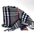 Burberry Sciarpa in lana con stampa check grigia mai usata