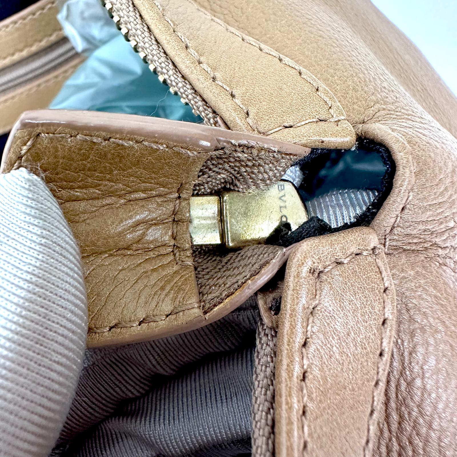Bvlgari Borsa Twist in pelle martellata beige a due vie