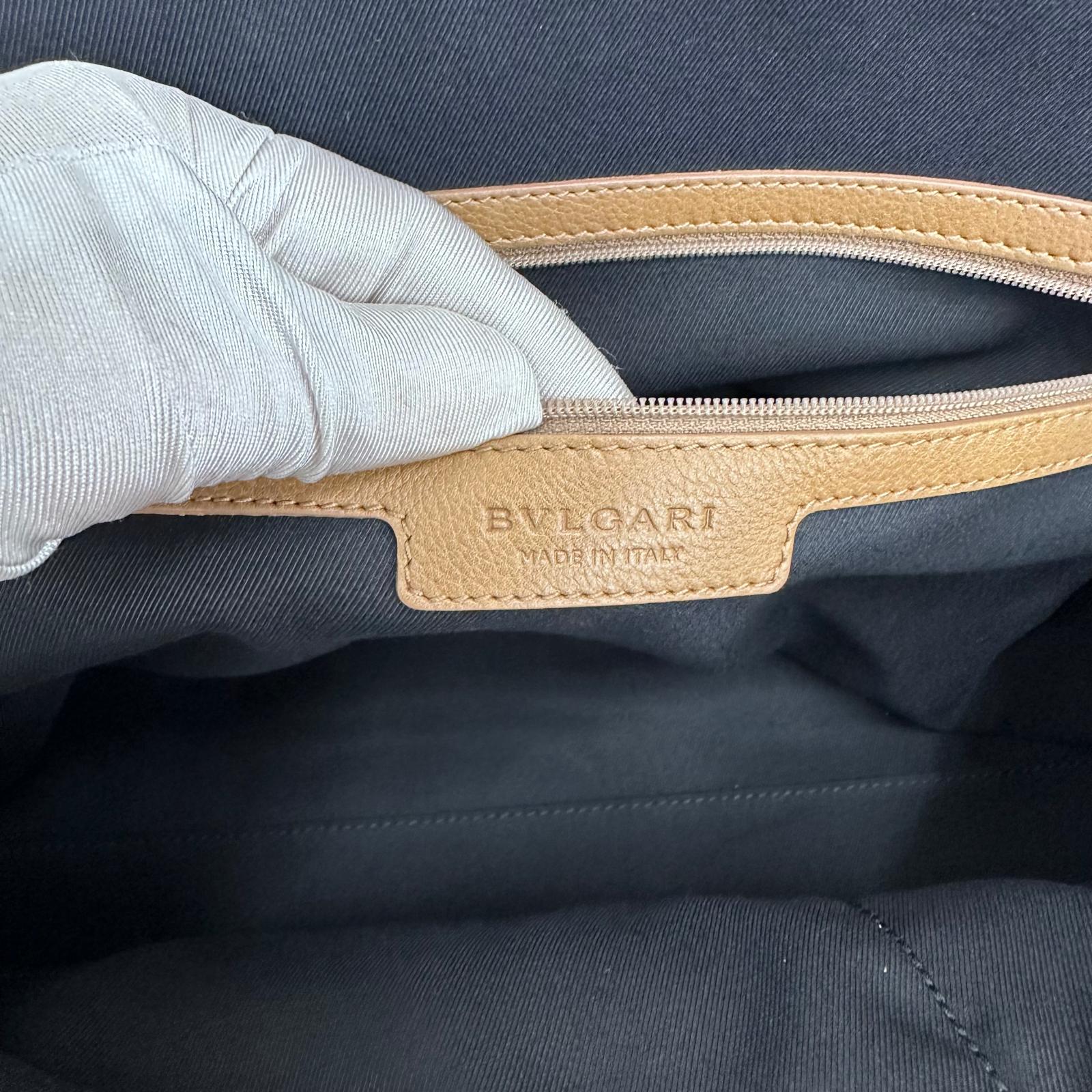 Bvlgari Borsa Twist in pelle martellata beige a due vie