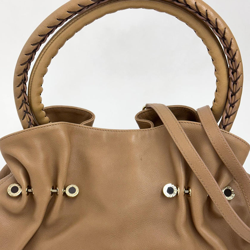 Bvlgari Borsa Twist in pelle martellata beige a due vie