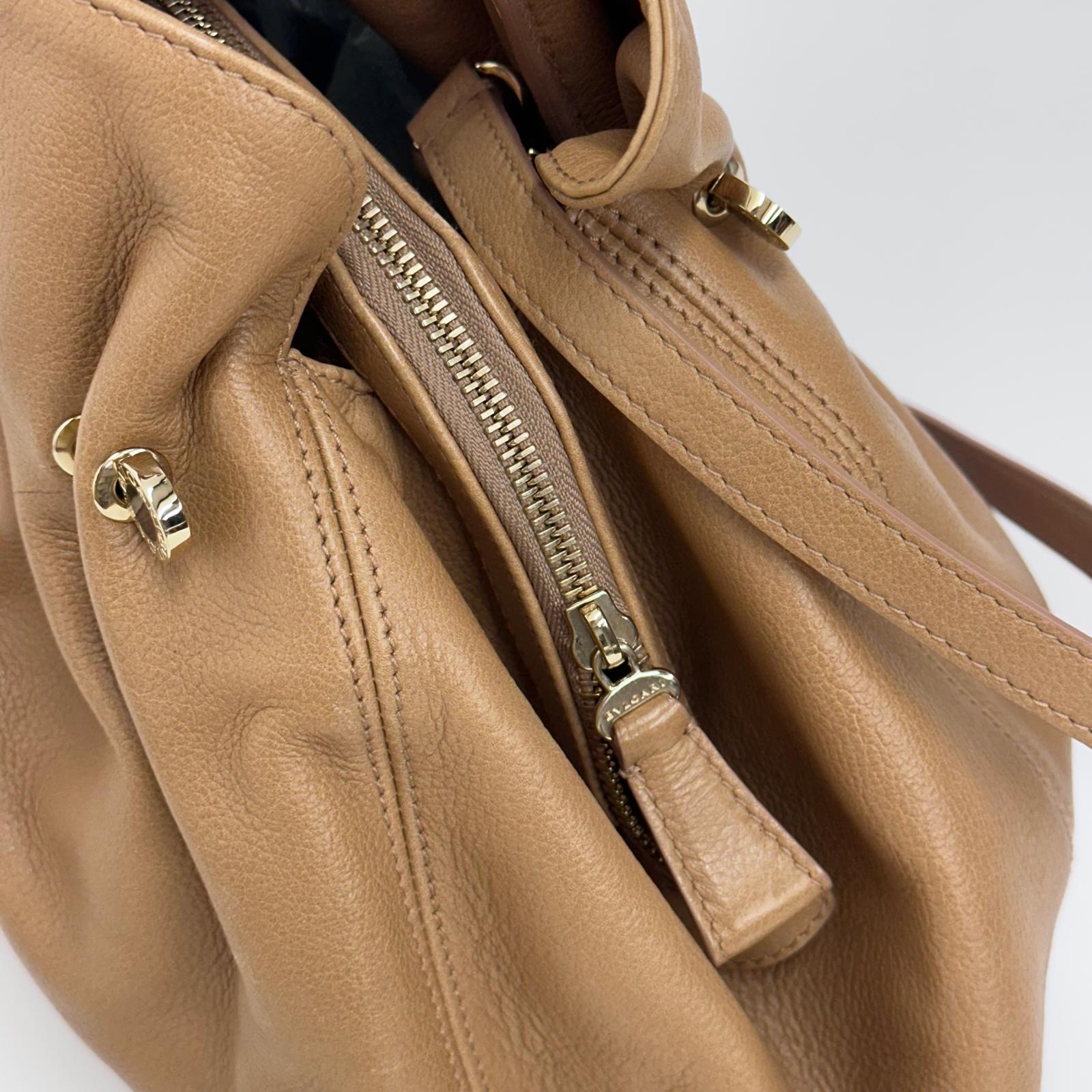 Bvlgari Borsa Twist in pelle martellata beige a due vie