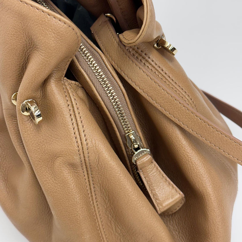 Bvlgari Borsa Twist in pelle martellata beige a due vie