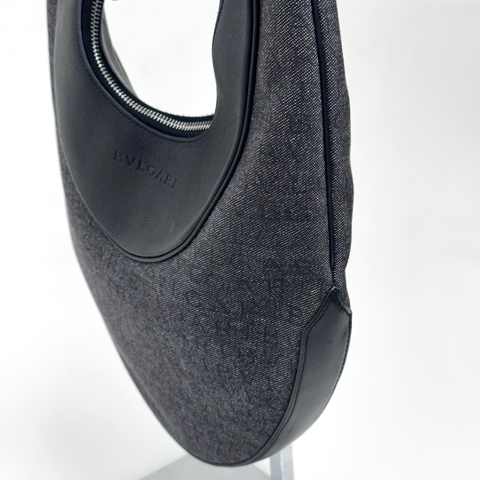 Bvlgari Borsa a spalla modello Hobo in tela monogram e pelle nera