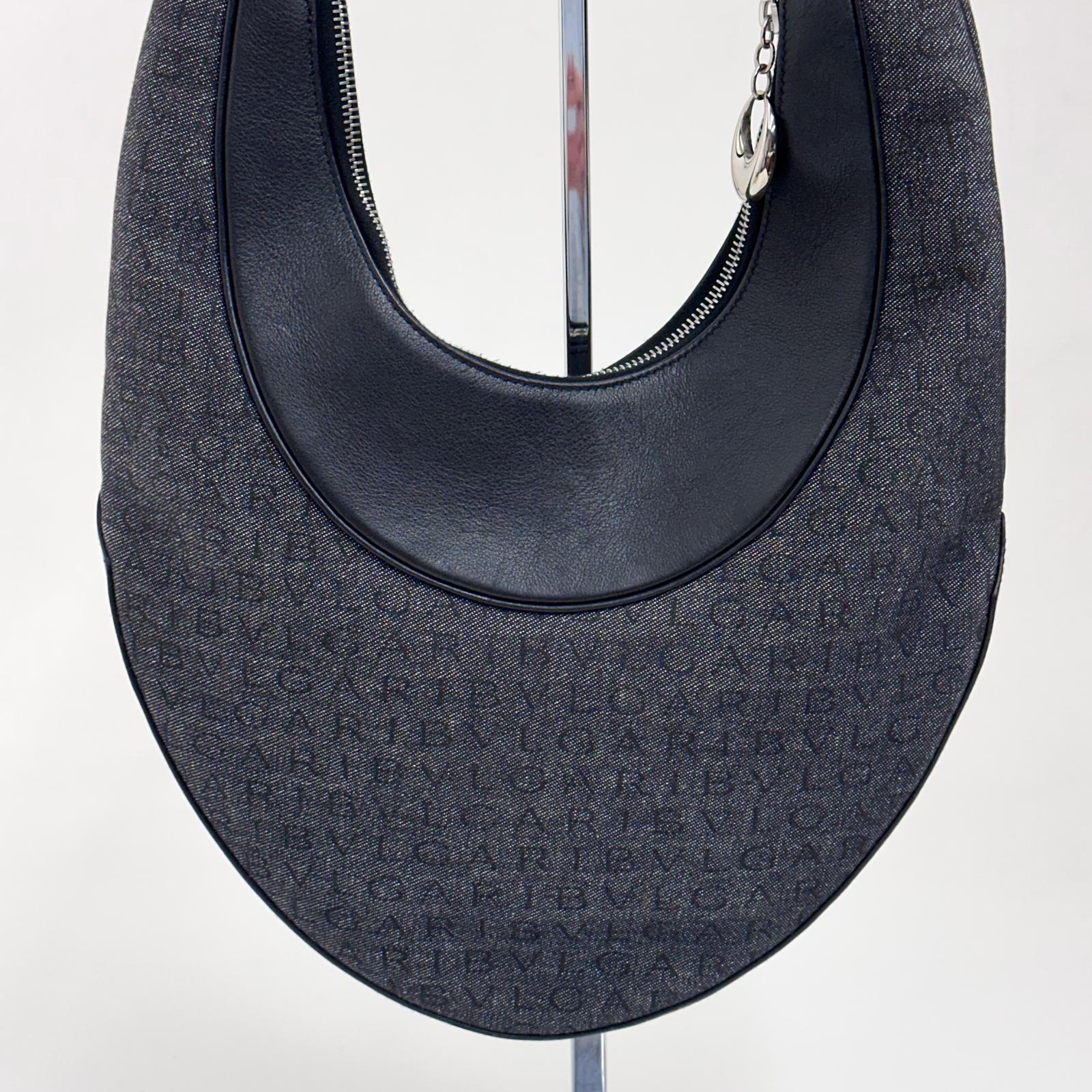 Bvlgari Borsa a spalla modello Hobo in tela monogram e pelle nera