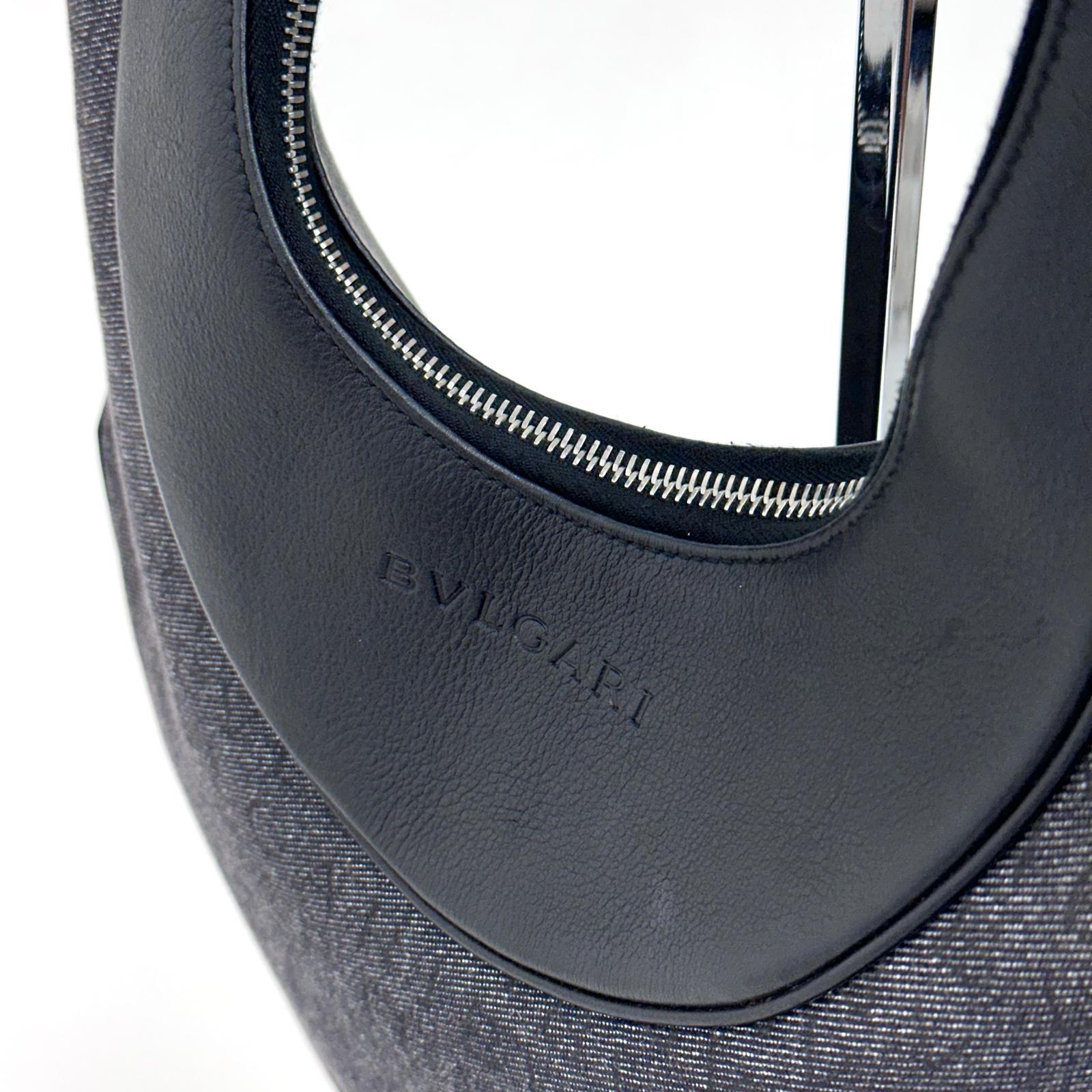 Bvlgari Borsa a spalla modello Hobo in tela monogram e pelle nera