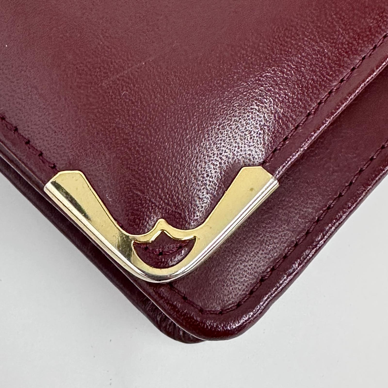 Cartier Borsa clutch in pelle bordeaux con logo centrale