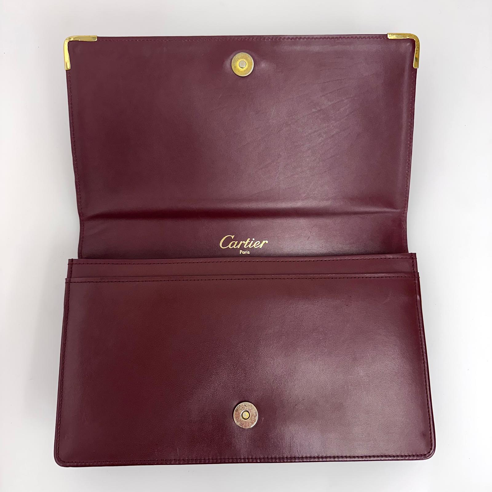 Cartier Borsa clutch in pelle bordeaux con logo centrale