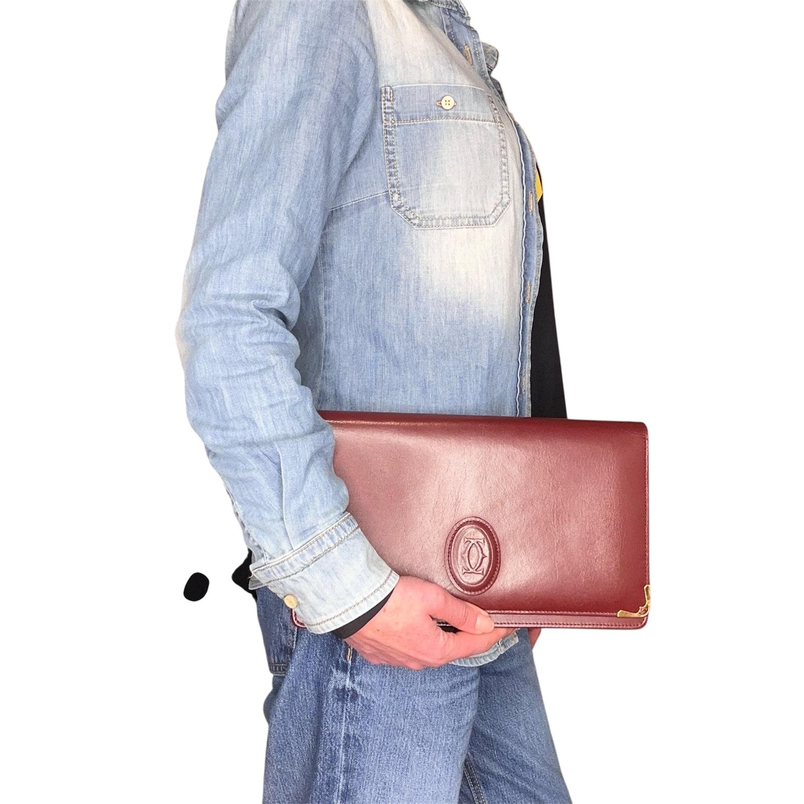 Cartier Borsa clutch in pelle bordeaux con logo centrale