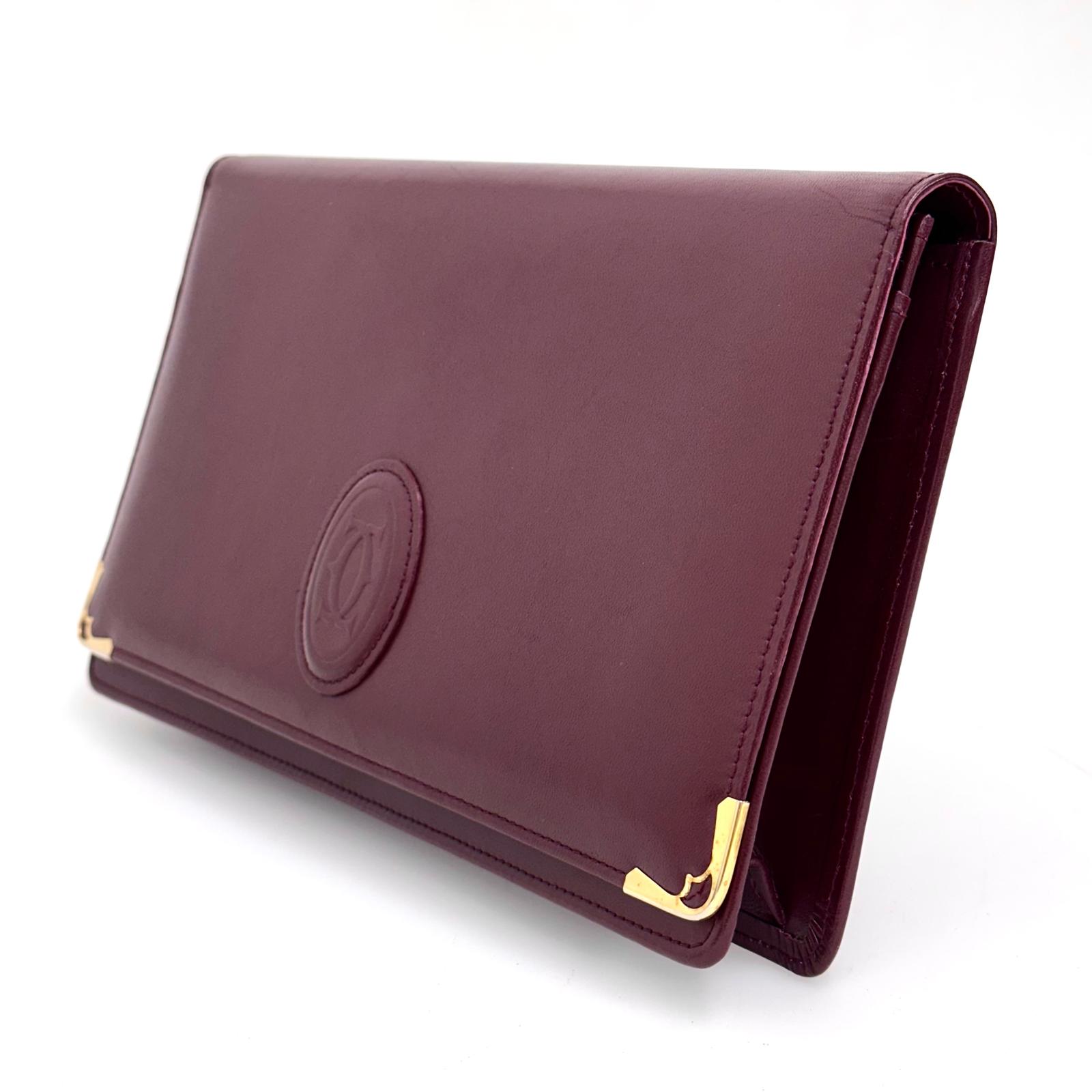Cartier Borsa clutch in pelle bordeaux con logo centrale