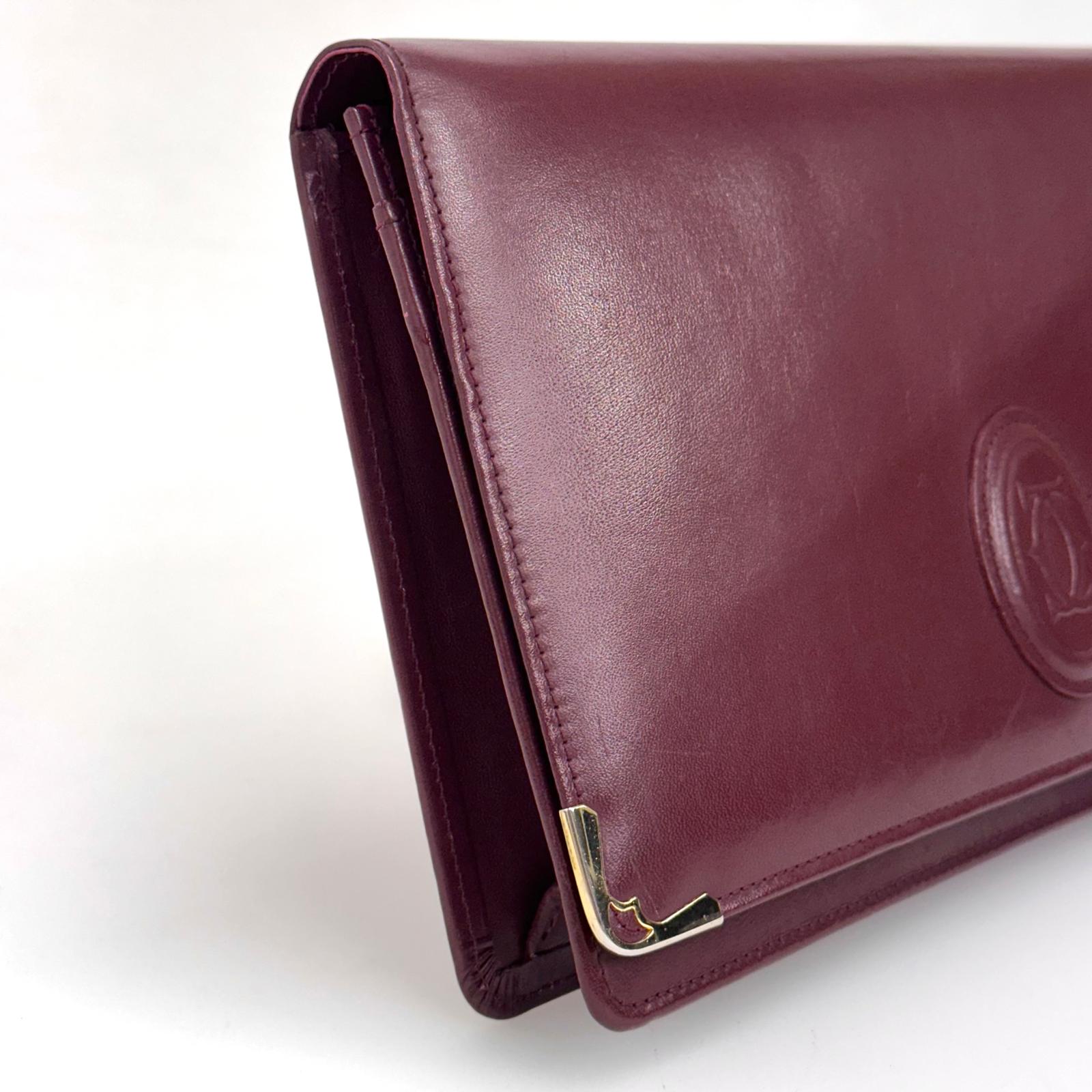 Cartier Borsa clutch in pelle bordeaux con logo centrale