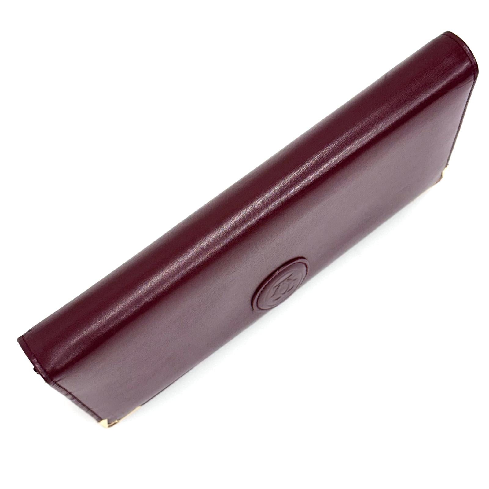 Cartier Borsa clutch in pelle bordeaux con logo centrale