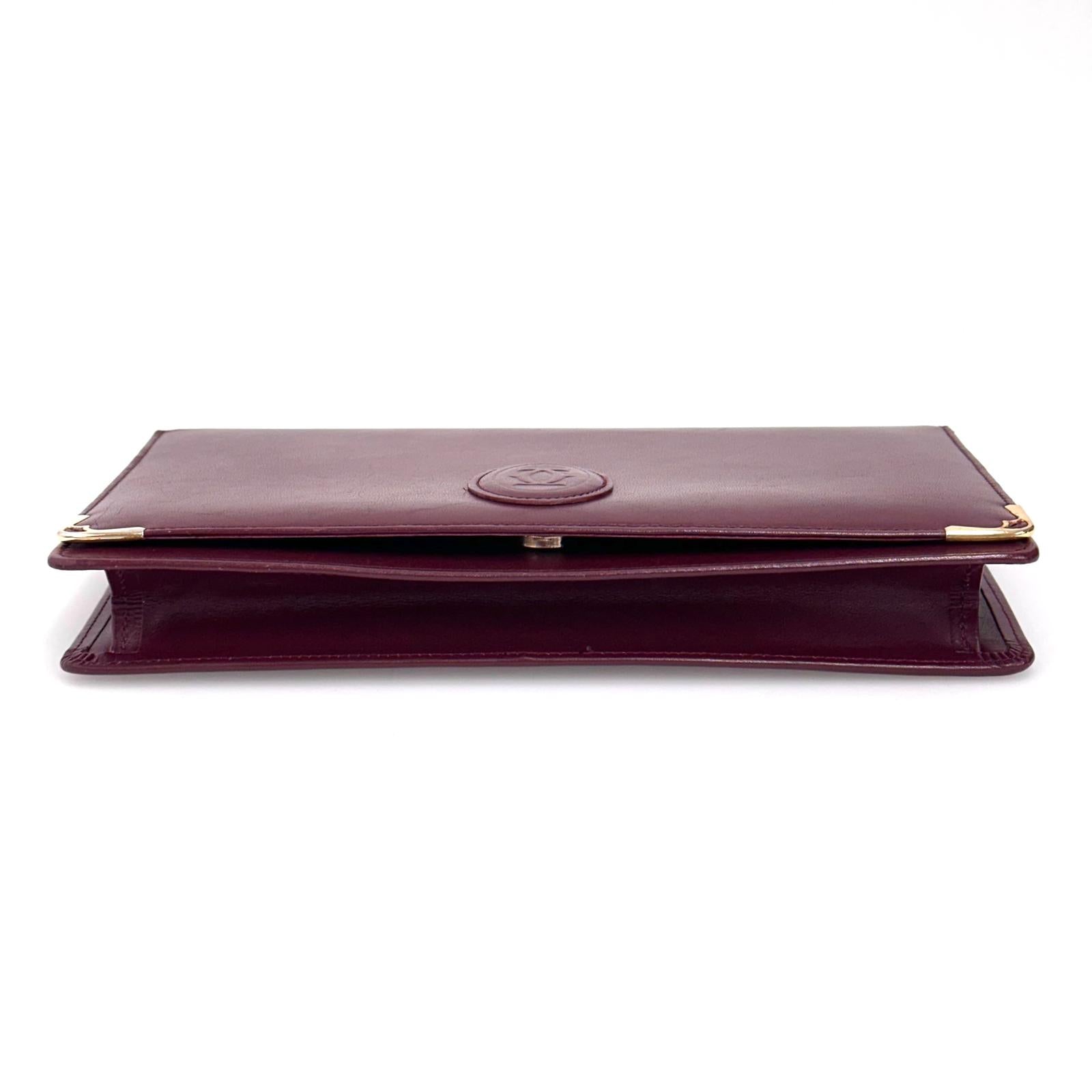 Cartier Borsa clutch in pelle bordeaux con logo centrale