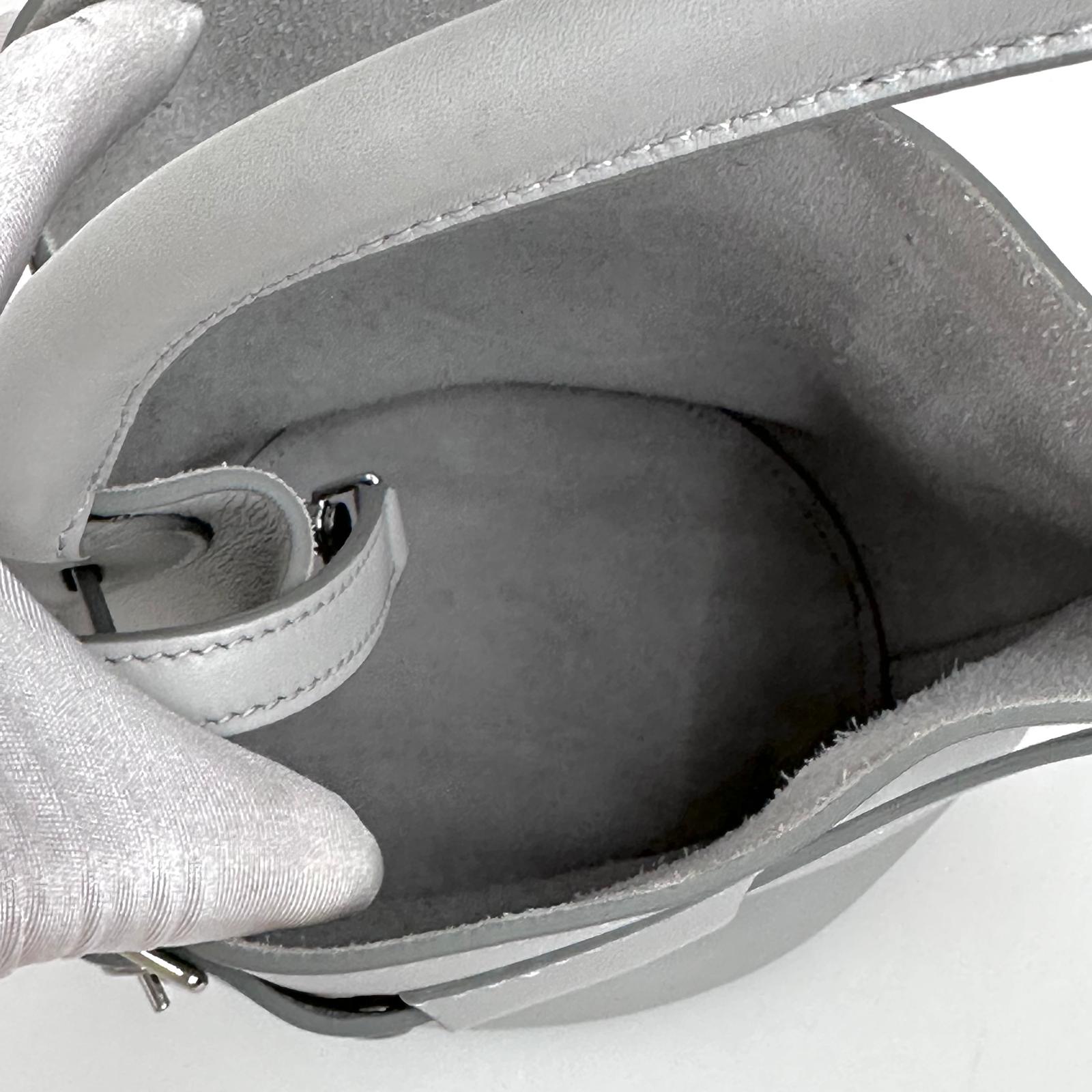 Céline Borsa a spalla Nano Bucket grigia in pelle liscia