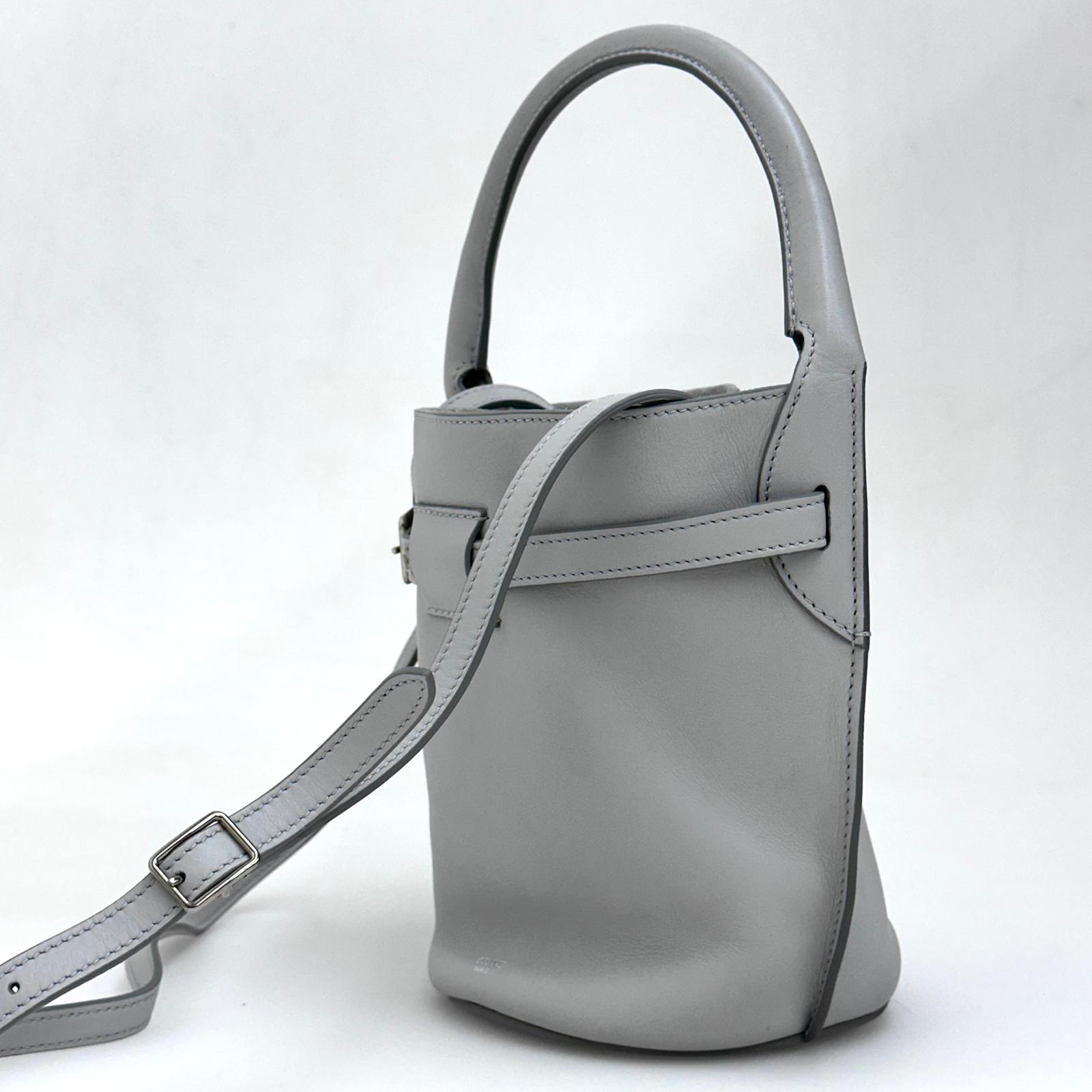 Céline Borsa a spalla Nano Bucket grigia in pelle liscia
